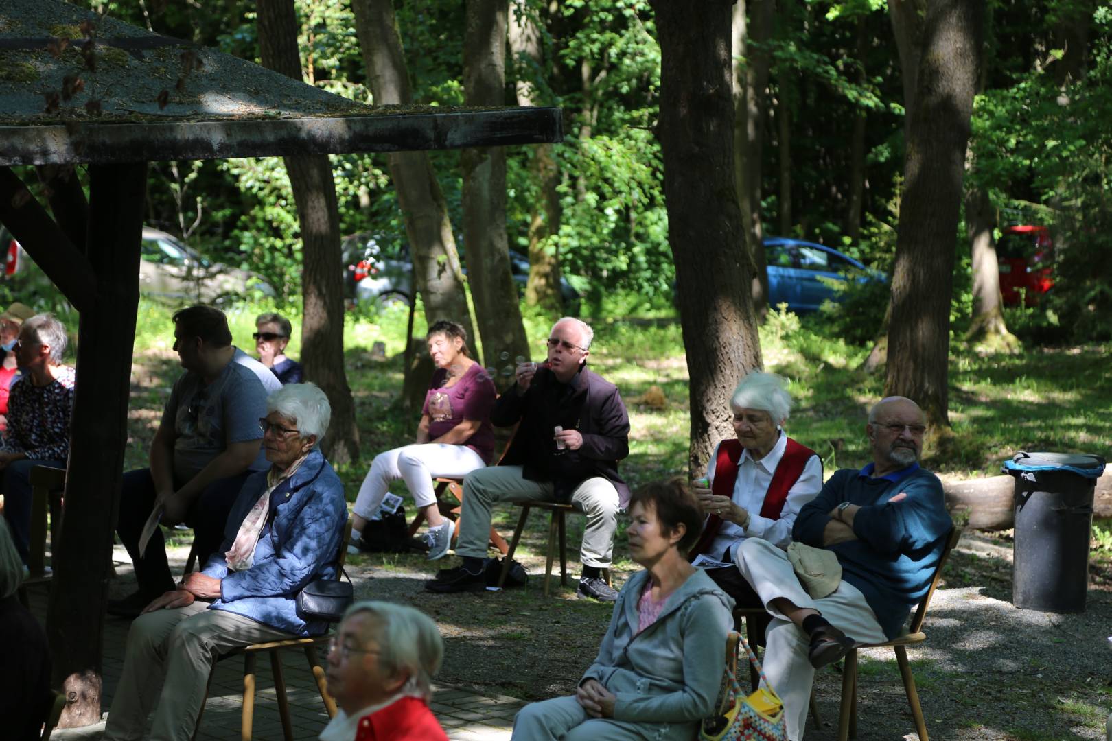 Ökumenischer Pfingstgottesdienst an der Köhlerhütte unter schattigen Bäumen