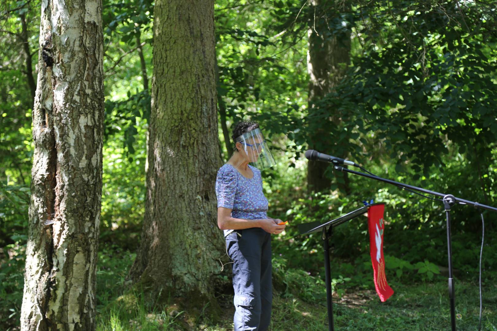 Ökumenischer Pfingstgottesdienst an der Köhlerhütte unter schattigen Bäumen