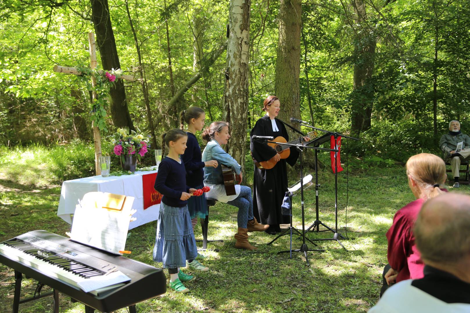 Ökumenischer Pfingstgottesdienst an der Köhlerhütte unter schattigen Bäumen