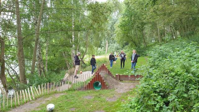 Konfirmanden beim Fußballgolf am Humboldtsee