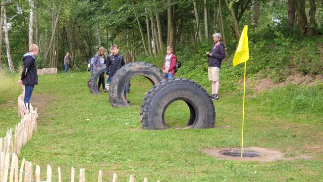 Konfirmanden beim Fußballgolf am Humboldtsee