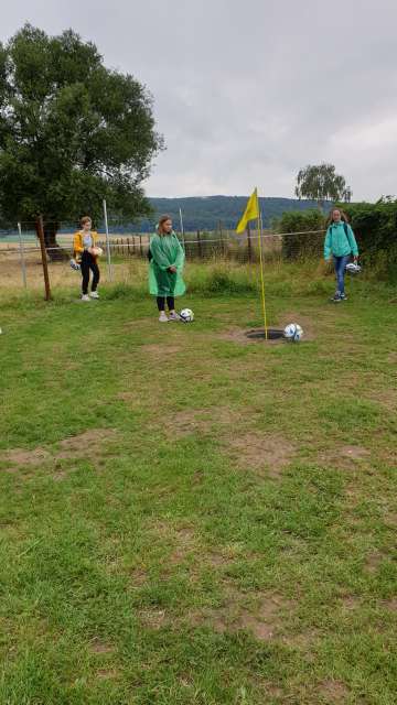 Konfirmanden beim Fußballgolf am Humboldtsee