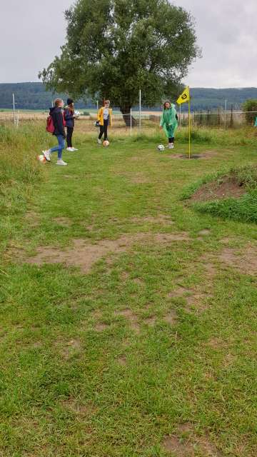 Konfirmanden beim Fußballgolf am Humboldtsee