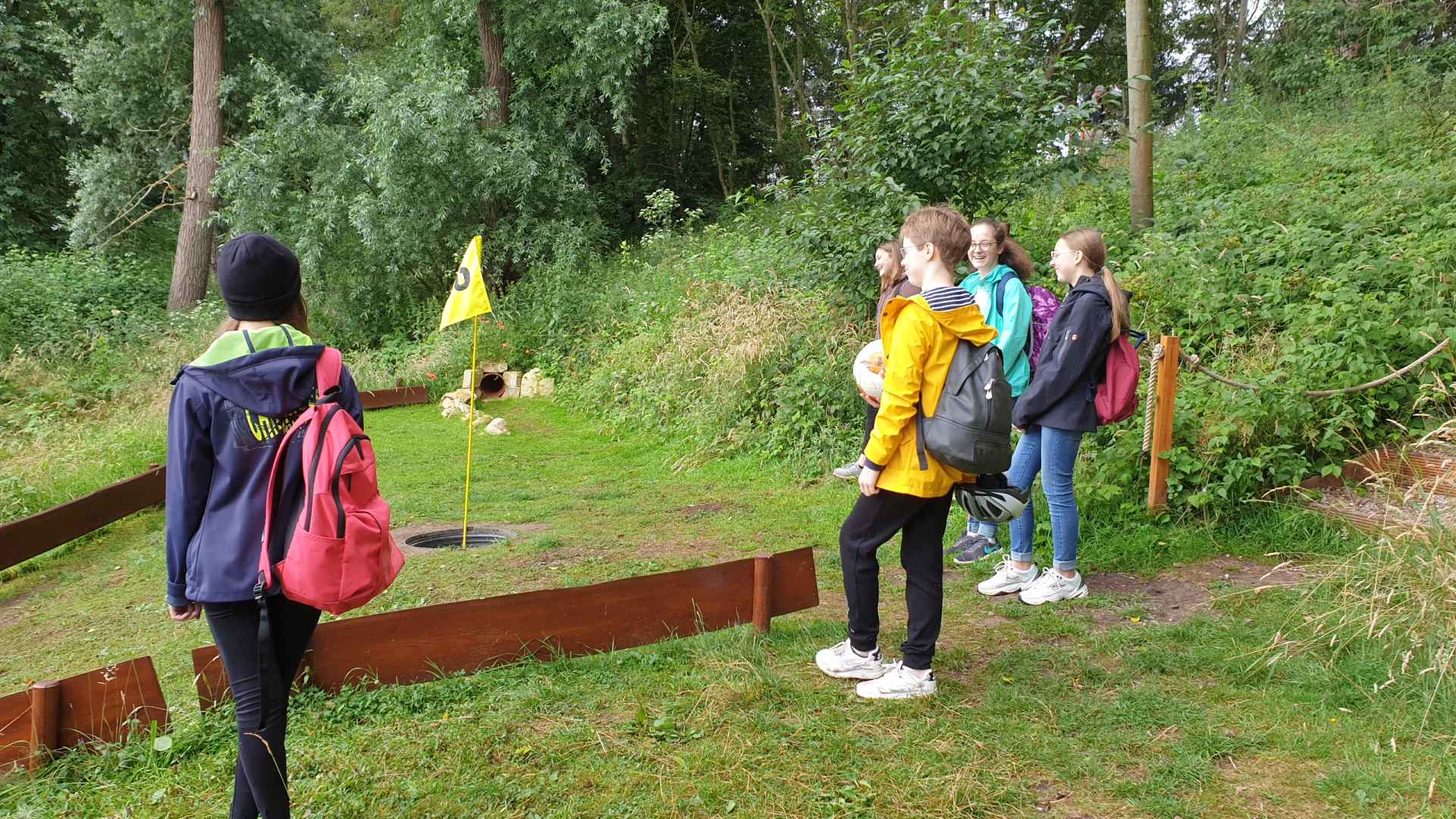 Konfirmanden beim Fußballgolf am Humboldtsee