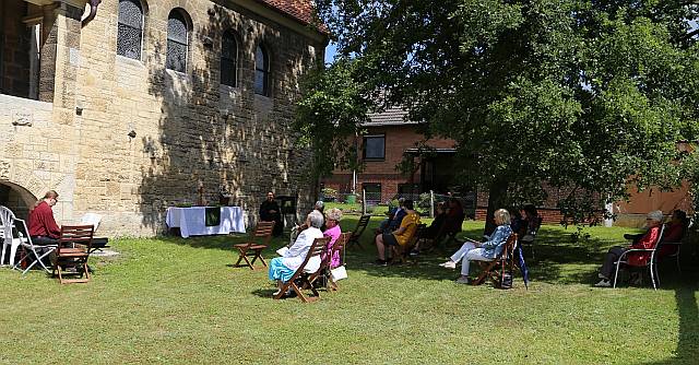 Gottesdienst unter der großen Eiche an der St. Franziskuskirche