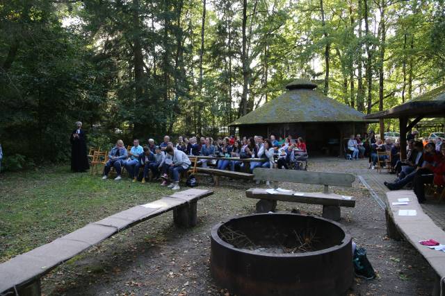 Begrüßung der Vorkonfirmanden an der Köhlerhütte in Coppengrave