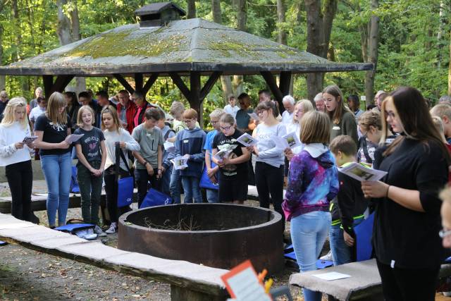 Begrüßung der Vorkonfirmanden an der Köhlerhütte in Coppengrave