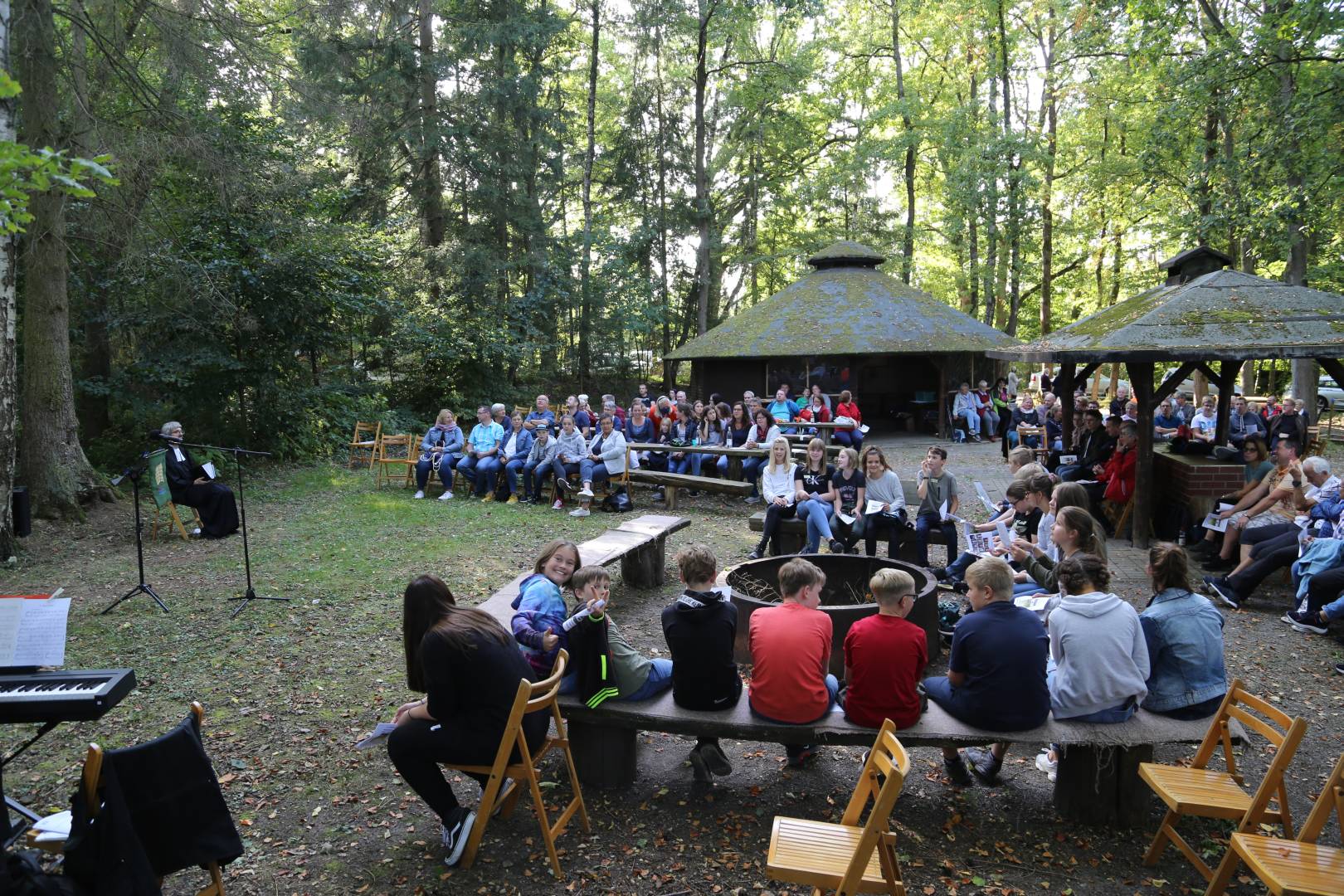 Begrüßung der Vorkonfirmanden an der Köhlerhütte in Coppengrave