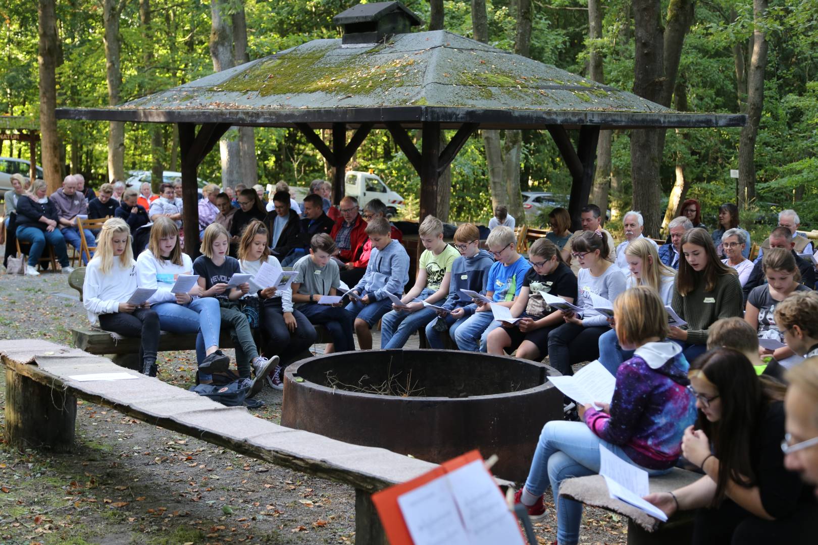 Begrüßung der Vorkonfirmanden an der Köhlerhütte in Coppengrave