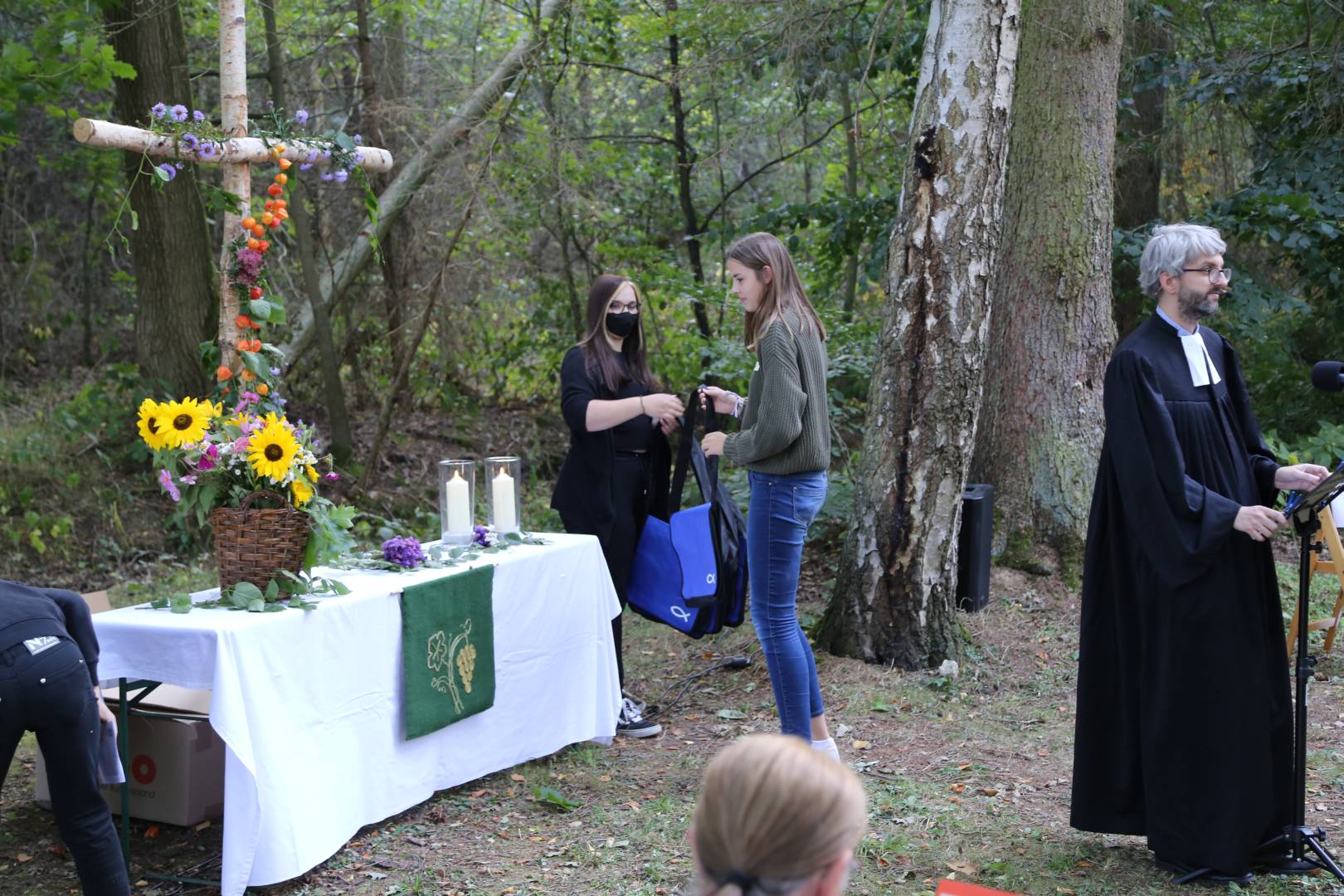 Begrüßung der Vorkonfirmanden an der Köhlerhütte in Coppengrave