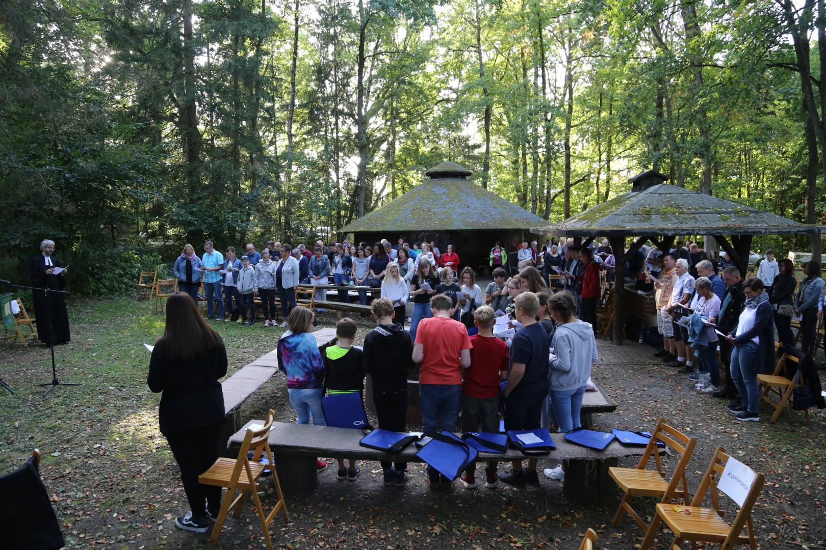 Begrüßung der Vorkonfirmanden an der Köhlerhütte in Coppengrave