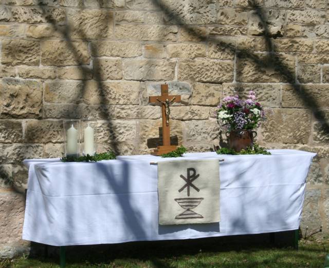 Gottesdienst am Muttertag draußen neben der St. Franziskuskirche