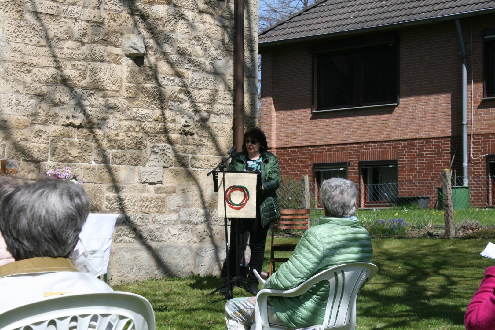 Gottesdienst am Muttertag draußen neben der St. Franziskuskirche