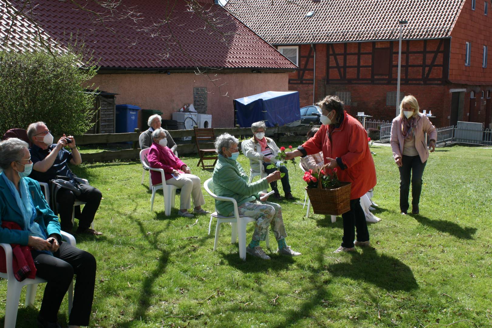 Gottesdienst am Muttertag draußen neben der St. Franziskuskirche