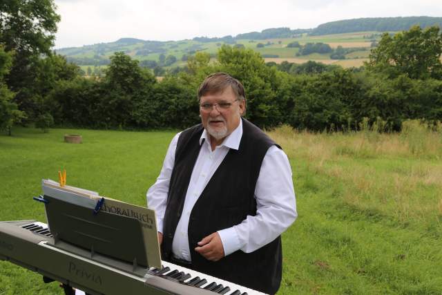 Organist Bernd Müller spielt in der Kirchengemeinde Coppengrave