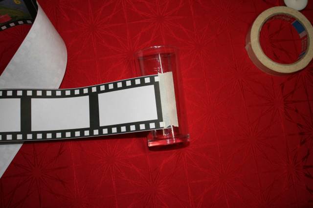 Filmstreifen an Glas kleben