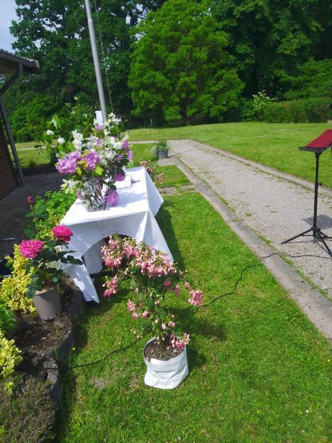 Impressionen vom Gottesdienst am Pfingstsonntag im Kleingarten in Duingen