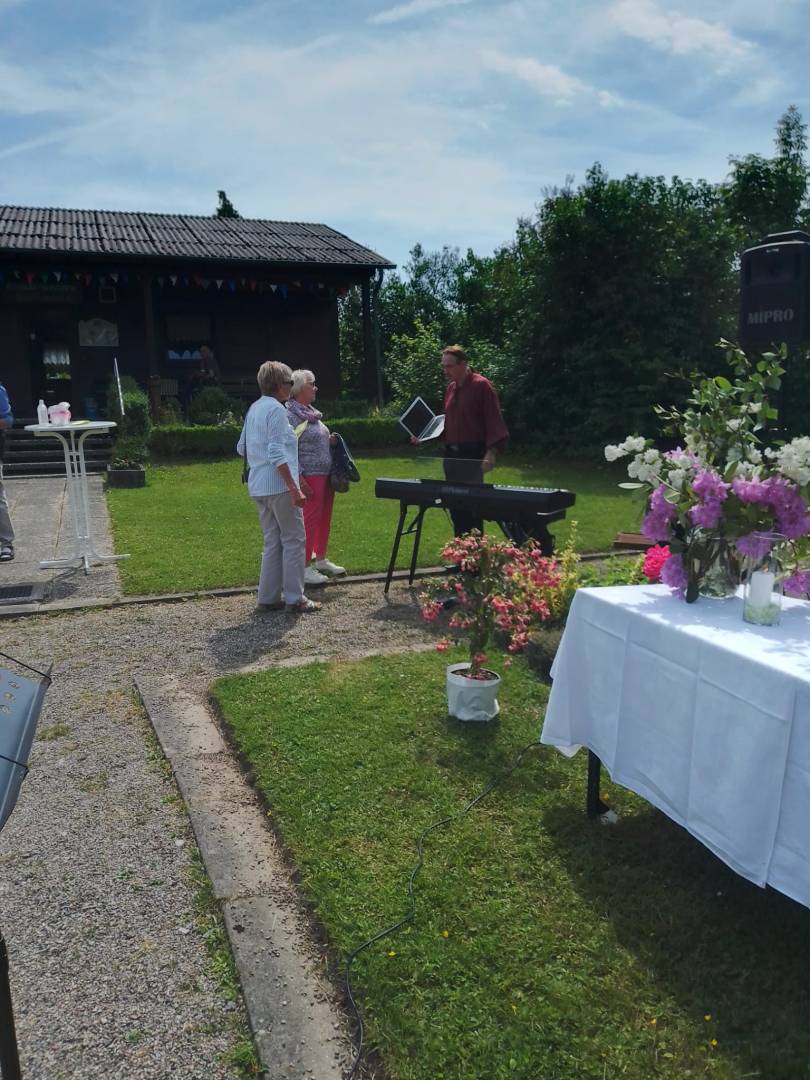 Impressionen vom Gottesdienst am Pfingstsonntag im Kleingarten in Duingen