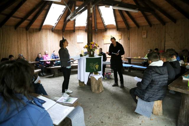 Begrüßungsgottesdienst der neuen Konfirmanden an der Köhlerhütte