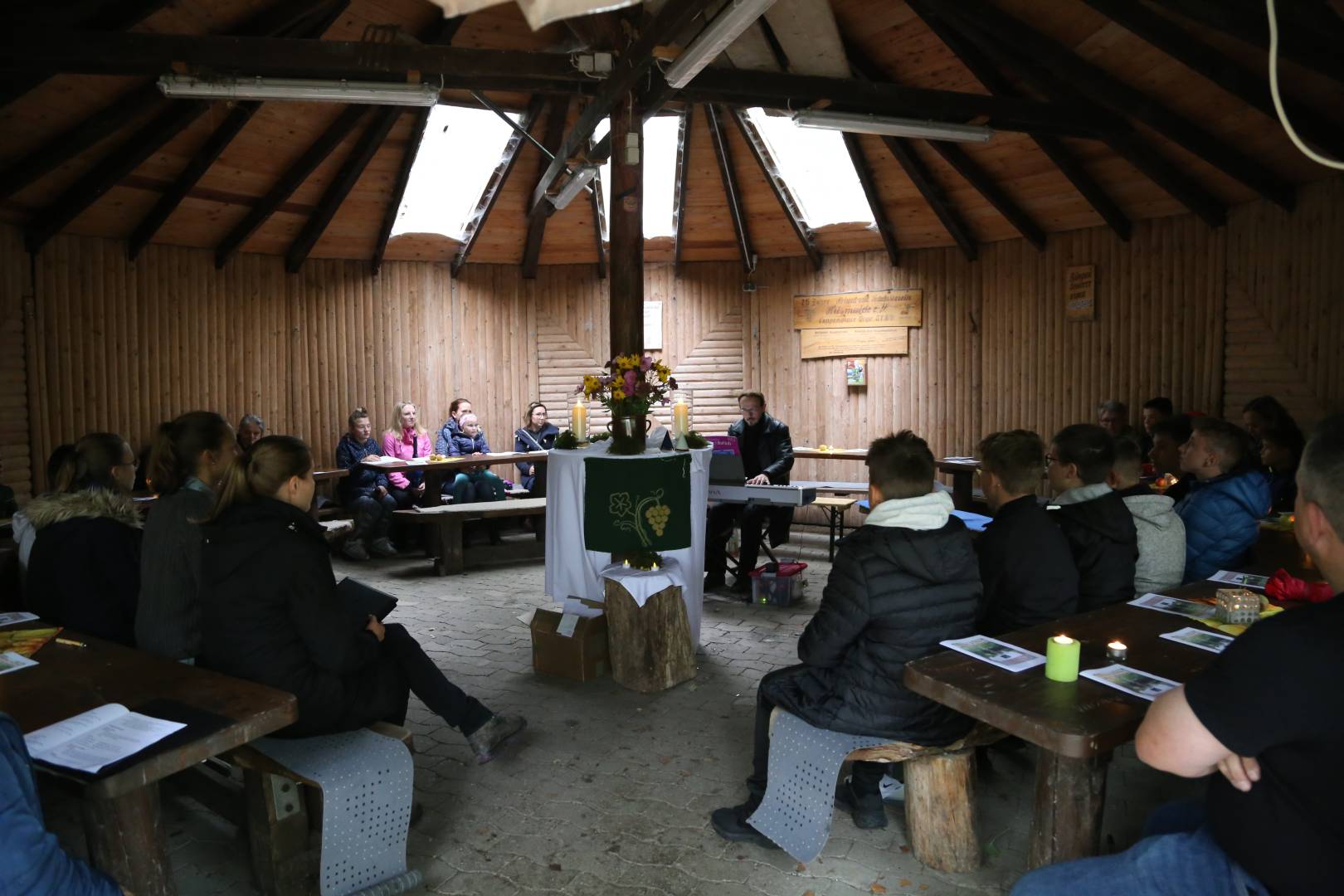 Begrüßungsgottesdienst der neuen Konfirmanden an der Köhlerhütte