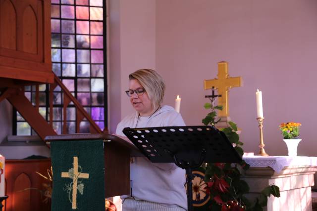 Erntedankfest in der St. Maternuskapelle mit einem Raben, der das Danken lernt