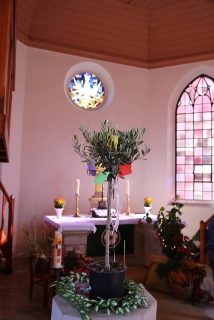 Erntedankfest in der St. Maternuskapelle mit einem Raben, der das Danken lernt