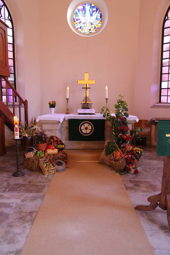 Erntedankfest in der St. Maternuskapelle mit einem Raben, der das Danken lernt