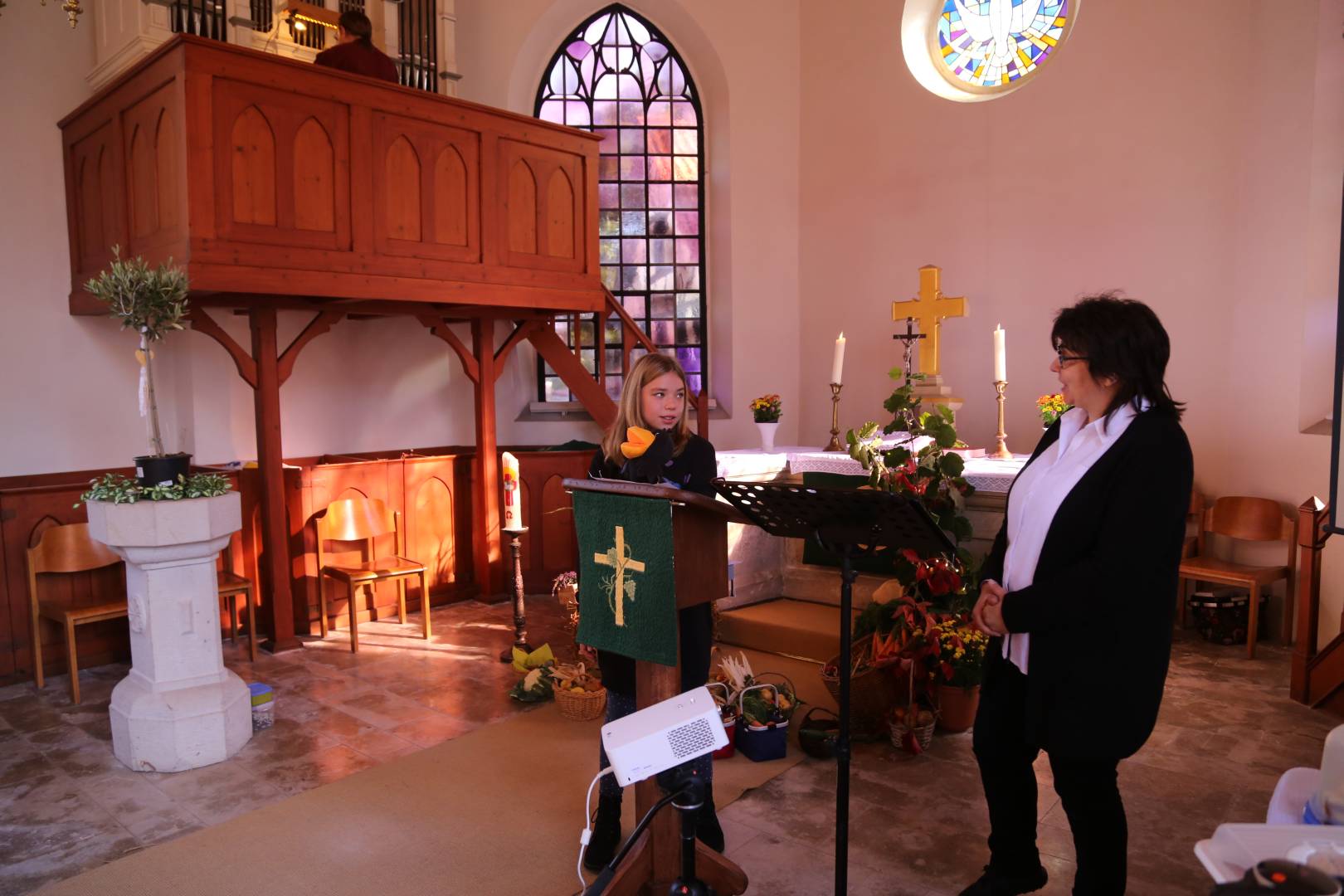 Erntedankfest in der St. Maternuskapelle mit einem Raben, der das Danken lernt