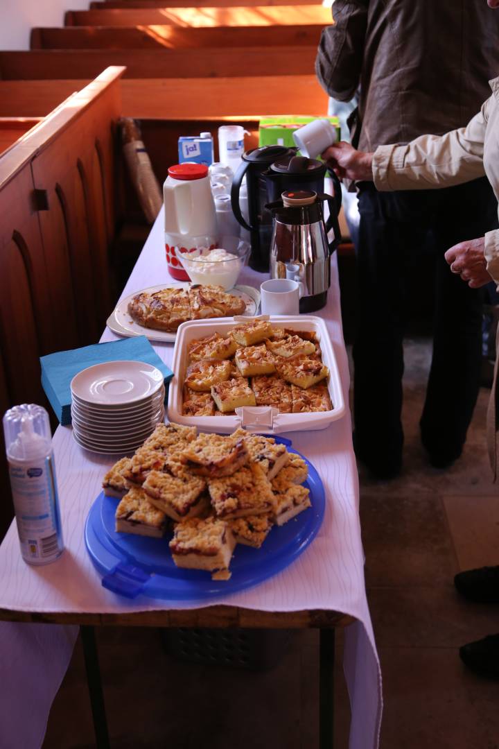 Erntedankfest in der St. Maternuskapelle mit einem Raben, der das Danken lernt