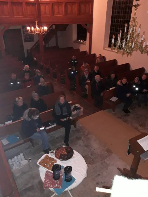 Lebendiger Adventskalender in der St. Maternuskapelle in Weenzen