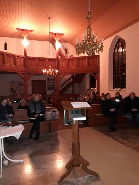 Lebendiger Adventskalender in der St. Maternuskapelle in Weenzen