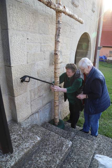 Karfreitag Kreuz an der St. Franziskuskirche aufgestellt