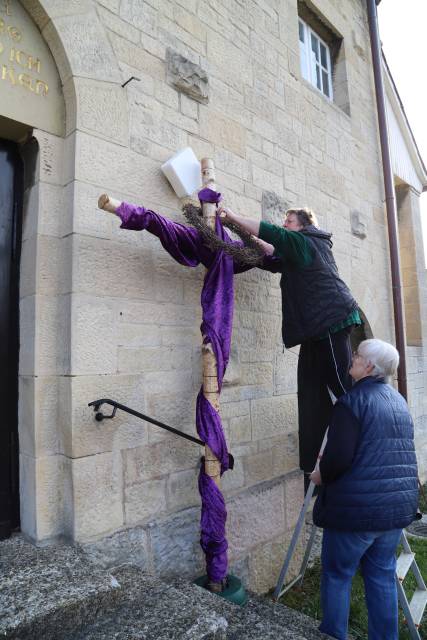 Karfreitag Kreuz an der St. Franziskuskirche aufgestellt