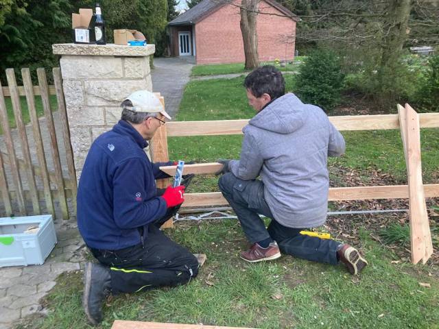 Neuer Zaun auf dem Friedhof Coppengrave im Bau