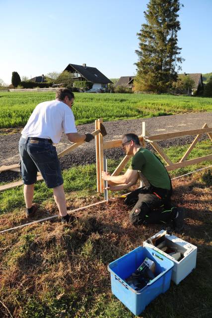 Der Bau des Friedhofzaunes nähert sich der Fertigstellung