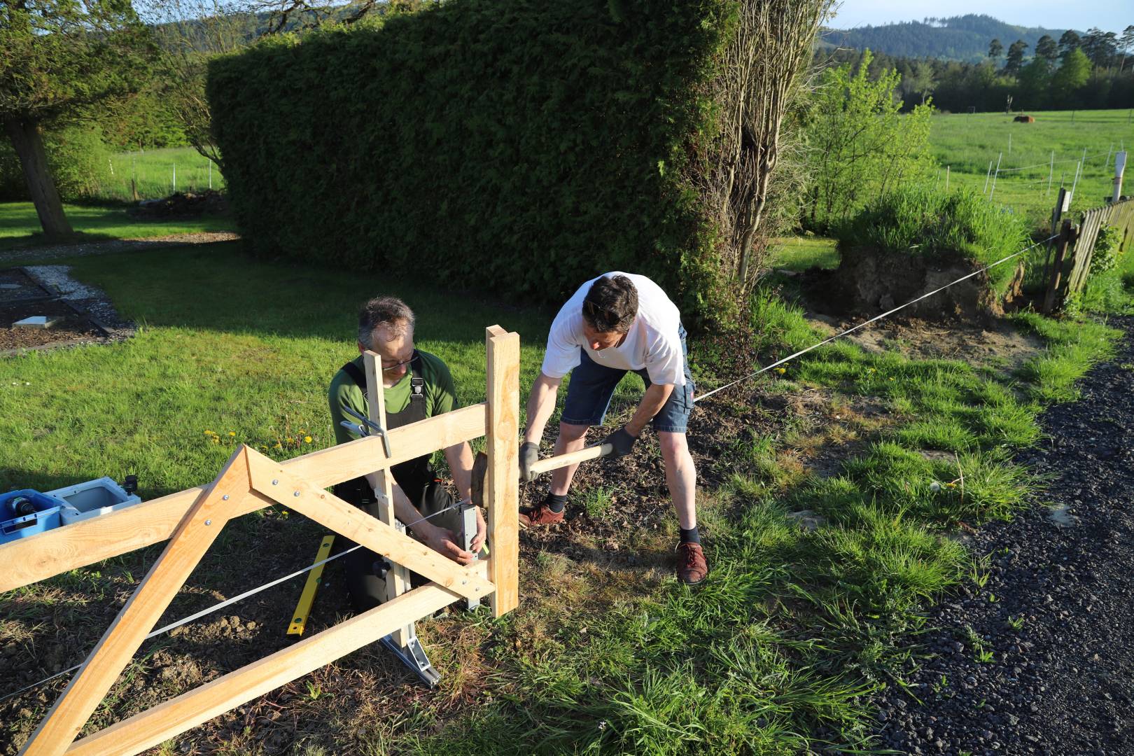 Der Bau des Friedhofzaunes nähert sich der Fertigstellung