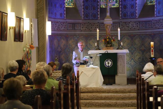 Lesung von Pastor i.R. Makarowski in der St. Franziskuskirche