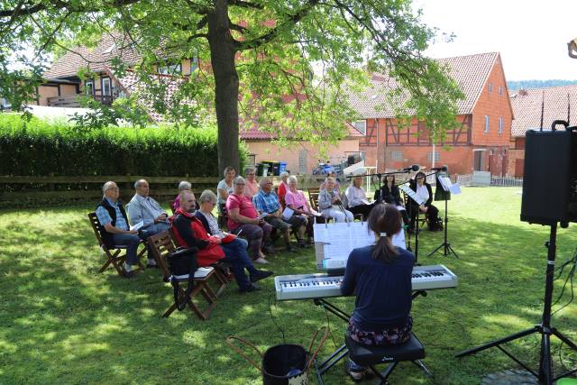 Sommerkirche unter der Eiche