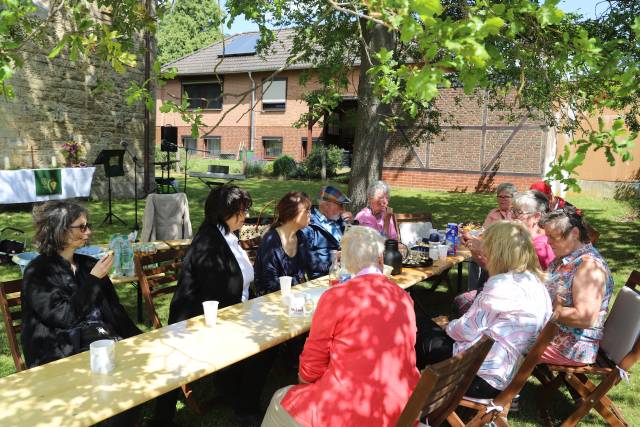 Sommerkirche unter der Eiche