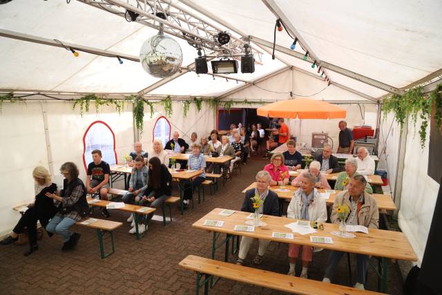 Gottesdienst im Zelt beim Dorffest in Fölziehausen