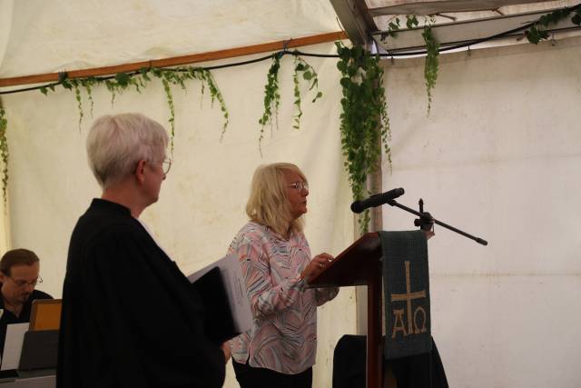 Gottesdienst im Zelt beim Dorffest in Fölziehausen