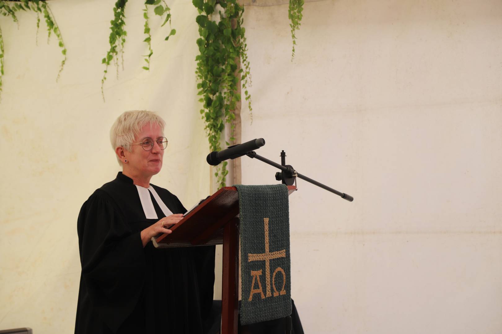 Gottesdienst im Zelt beim Dorffest in Fölziehausen
