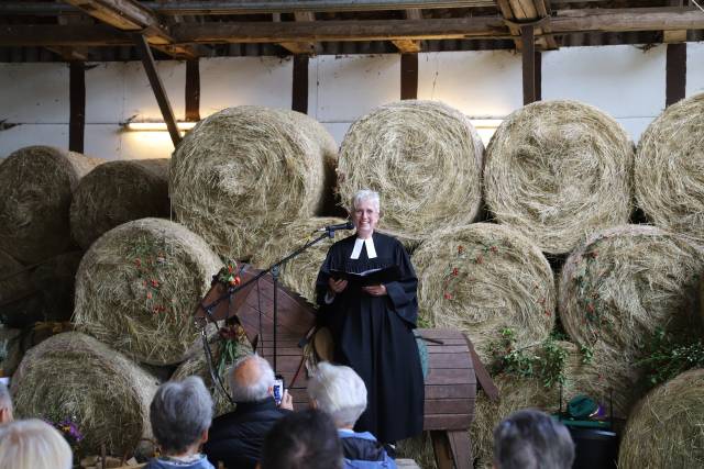 Ökumenisches Erntedankfest in der Reithalle in Coppengrave