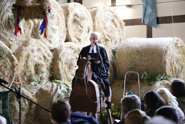 Ökumenisches Erntedankfest in der Reithalle in Coppengrave