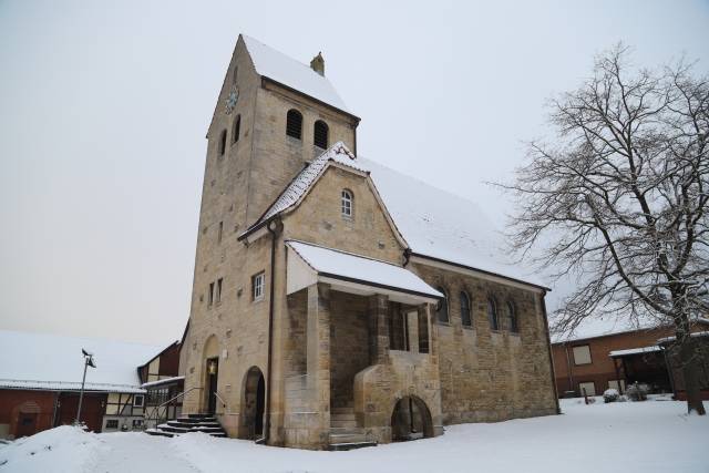 St. Franziskuskirche im Schnee