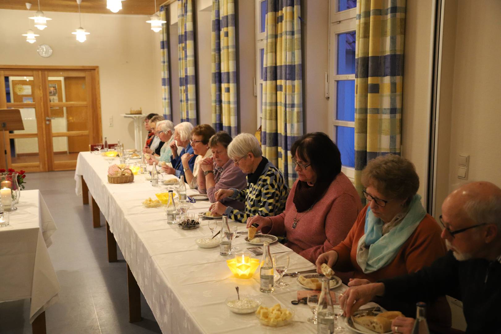 Tischabendmahl am Gründonnerstag im Gemeindehaus in Duingen