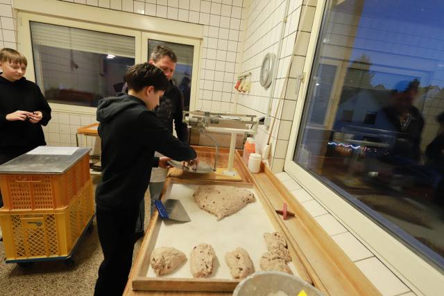Unsere Konfirmanden backen Brot