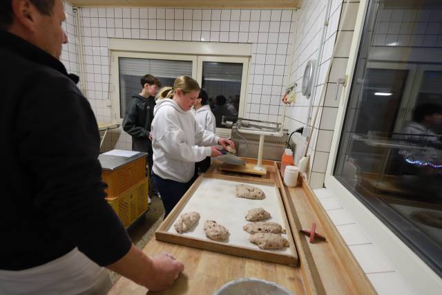 Unsere Konfirmanden backen Brot