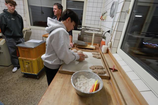 Unsere Konfirmanden backen Brot