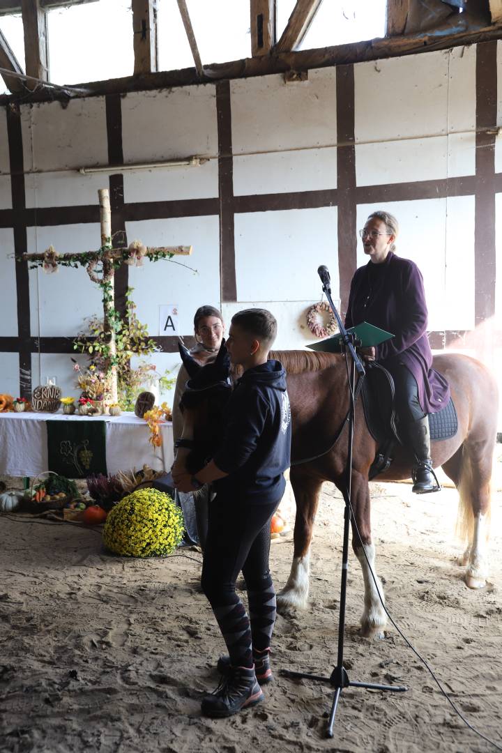 Ökumenisches Erntedankfest im Reitstall